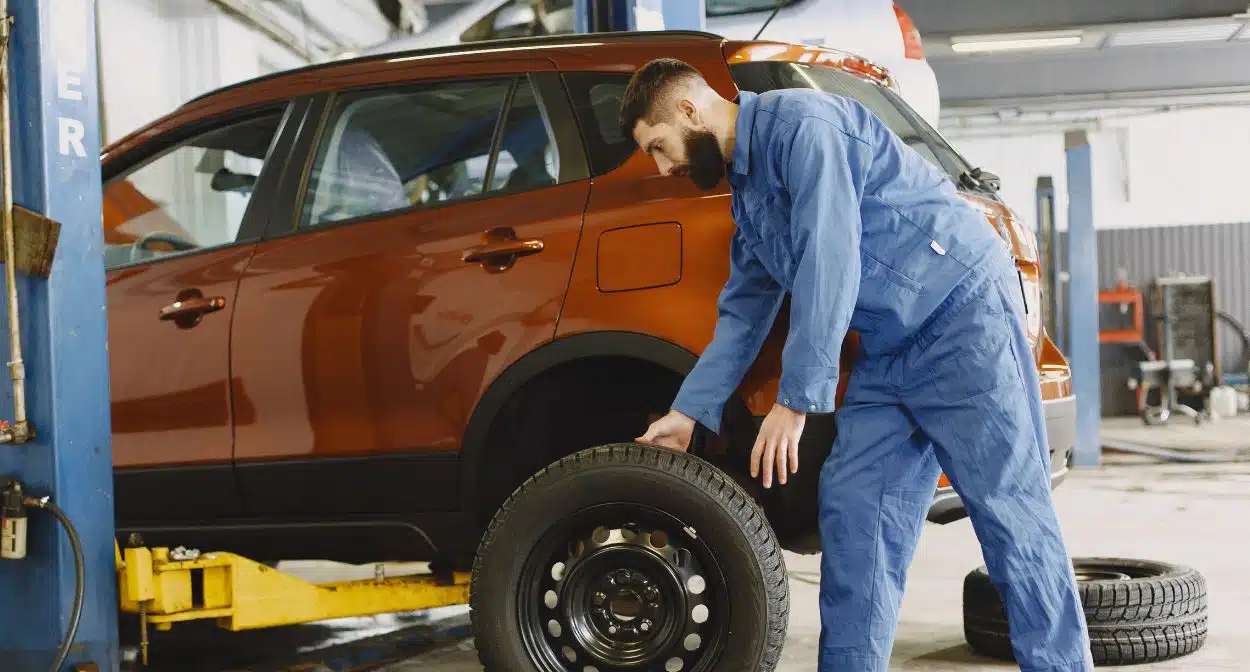 How Do Land Rover Specialists Stay Updated on the Latest Models and Technologies How Do Land Rover Specialists Stay Updated on the Latest Models and Technologies